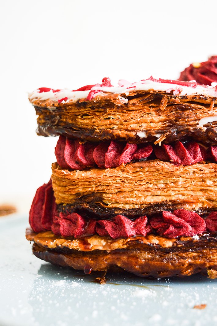 Amandiseee's tweet photo. La Saint-Valentin c'était hier❣️, mais je ne résiste pas à l'envie de vous montrer cette photo de mon Mille-Feuille coeur ! Dernier post pleins de ❤️, promis !😉
La recette👉 https://t.co/EsLeAdaCH5 
.
#valentineday #framboise #dulcey #gourmandise #pastry #amandise #blogfood https://t.co/fHOnX50GsX