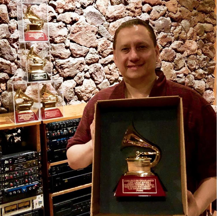 AbelardoRiveraR's tweet photo. Damos la mas cordial bienvenida al nuevo miembro de la familia ,muy feliz y agradecido con mi familia por todo su apoyo , La Academia  Latina de Artes y Ciencias de la Grabación Grupo Pesado y todo el equipo  de producción ! #muyfeliz @LatinGRAMMYs  @grupo_pesado @MONTERREYSOUND https://t.co/3AW4qj1ndW