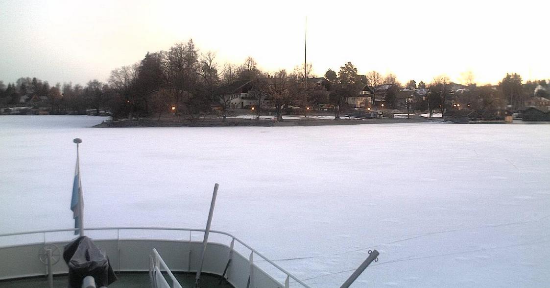 LizCollet's tweet photo. Guten Morgen aus dem sternenhimmelklarem Blauen Land https://t.co/AUL9tus7J0 … - noch schimmern die Laternen in Park und am See sacht in der #EarlyBlueHour, aber hinter dem Lindenburgbergerl am Eichholz lacht schon der erste Sonnenstrahl im Geäst der historischen 4 Linden https://t.co/7rXjidI3JT