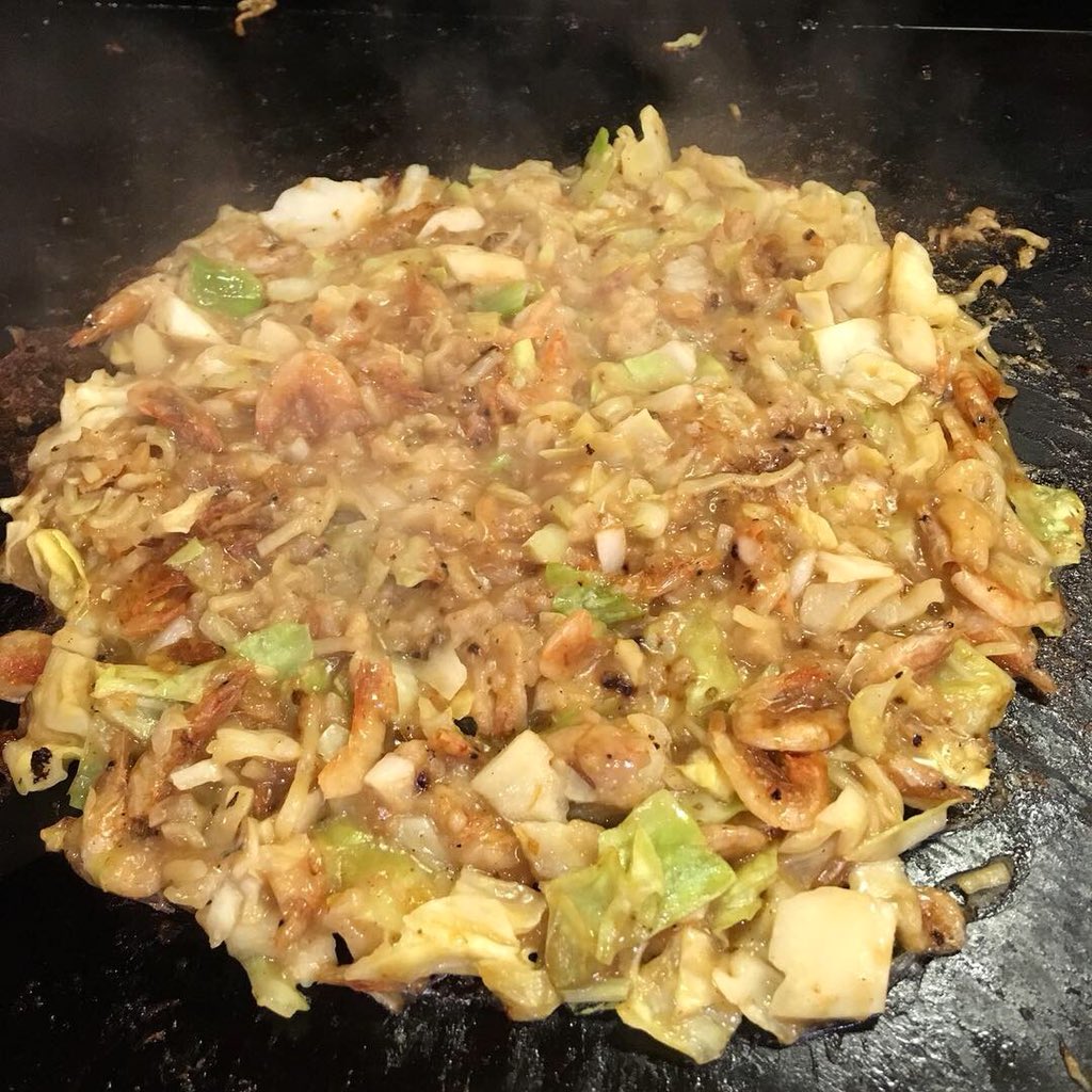 goma_withme's tweet photo. 今日は雪の散らつく浅草の六文銭で、もんじゃランチ！😋
チーズ明太もんじゃ
そばもんじゃ
桜えびもんじゃ
二号店のカウンター席は、横が広くてマイスター的にはGood！🤙
#もんじゃ #lunch #monjya  #asakusa https://t.co/qfyvyyS8Cf
