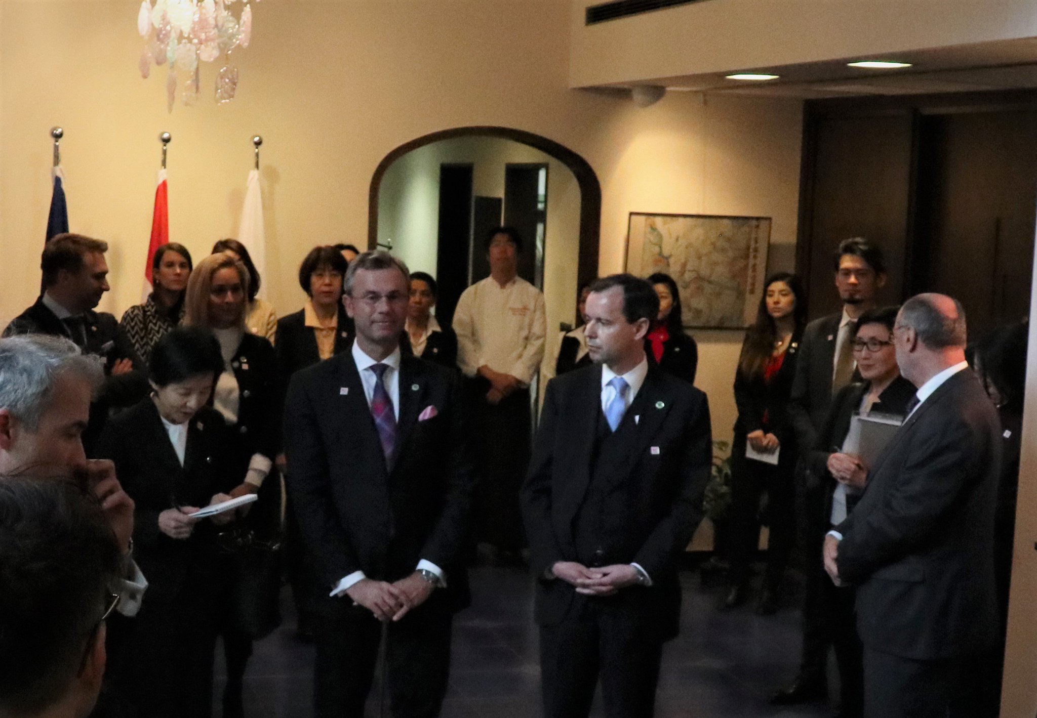 Advantage Austria Jp ノルベルト ホーファー交通イノベーション技術大臣を囲んでの大使館での昼食会 オーストリア連邦産業院のマリアナ キューネル副事務総長 ミヒャエル オッター貿易局局長もご一緒です 19年のケーキ 良い所貰っちゃいました Advantage Austria Jp ノルベルト ホーファー交通イノベーション技術大臣を囲んでの大使館での昼食会 オーストリア連邦産業院のマリアナ キューネル副事務総長 ミヒャエル オッター貿易局局長もご一緒です 19年のケーキ 良い所貰っちゃいました