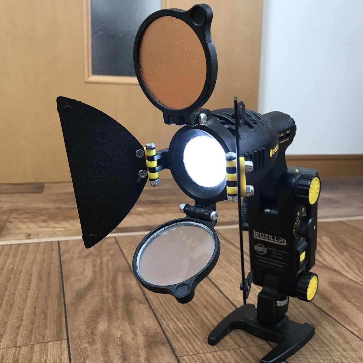 Hokuchimanjapan's tweet image. #dedolight の #ledzilla

某アニメ映画会社のロゴ、ジングルにでてくるアレにも似ている…

かわいい…

照射角は最もスポットにするとなんと4度！

流石、デド!!

遥々、英国からebay通して買われてきた

うずくまった姿も

すごく、かわいい…

明日の撮影で早速つかってやろう！

#照明機材 #撮影