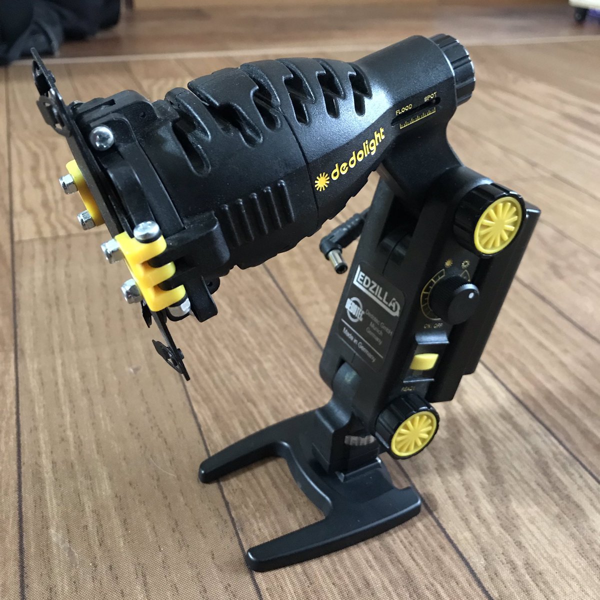 Hokuchimanjapan's tweet image. #dedolight の #ledzilla

某アニメ映画会社のロゴ、ジングルにでてくるアレにも似ている…

かわいい…

照射角は最もスポットにするとなんと4度！

流石、デド!!

遥々、英国からebay通して買われてきた

うずくまった姿も

すごく、かわいい…

明日の撮影で早速つかってやろう！

#照明機材 #撮影