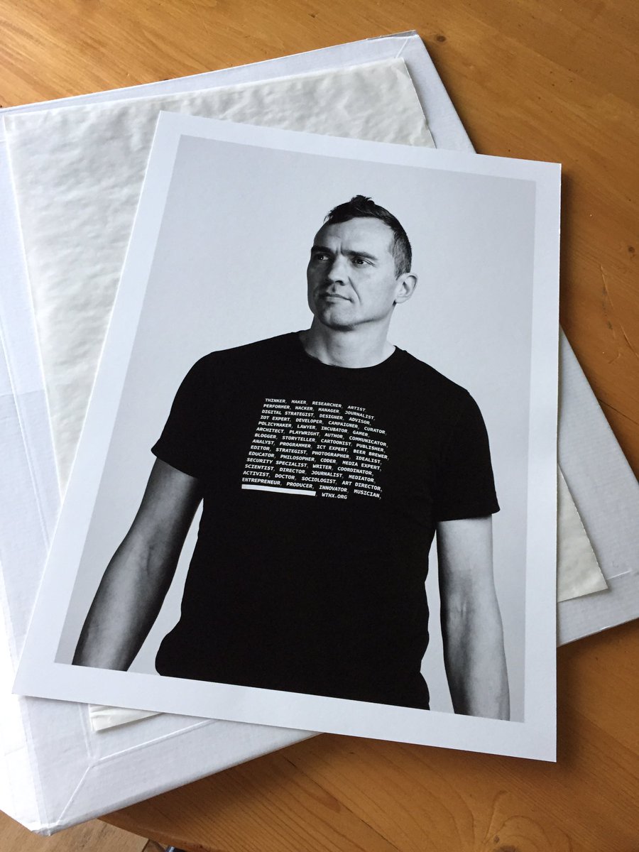 Cvthof's tweet image. Awesome. To celebrate out succesful collaboration on #hackershandshake photographer @tobiasgroenland gave me a large #fineart print of my own.