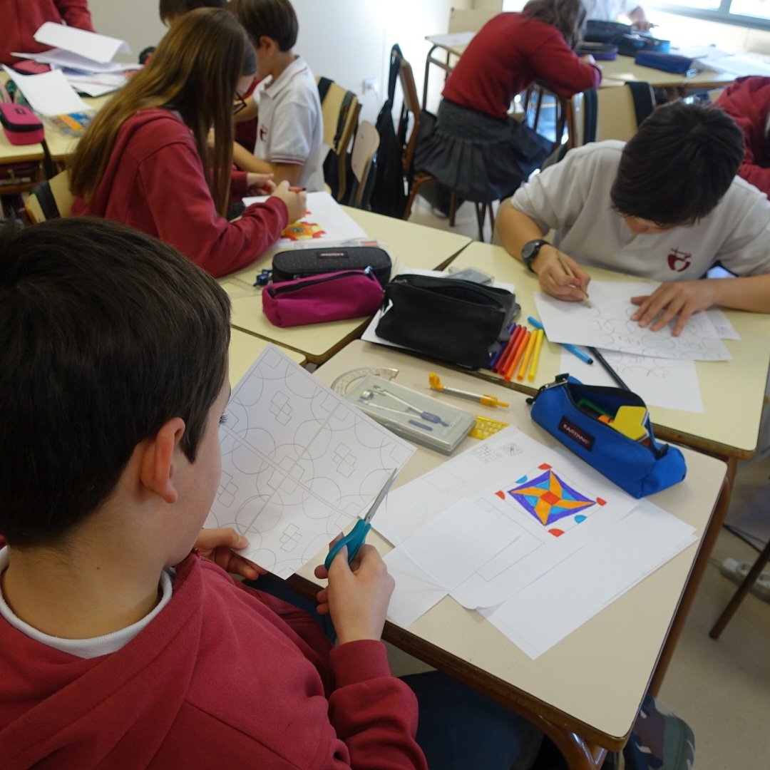 PadreDamianSSCC's tweet photo. Després 🔍 què i com és un mosaic i de treballar diferents conceptes matemàtics relacionats, a #1resopd ✏️ les seves tessel·les per crear mosaics cooperatius! Aviat s'inaugurarà l'exposició DAMGA (Damian's Modernist Gallery) #projectedamga #projectespd #setmanadelart19pd #steam https://t.co/y7N3osMt0z