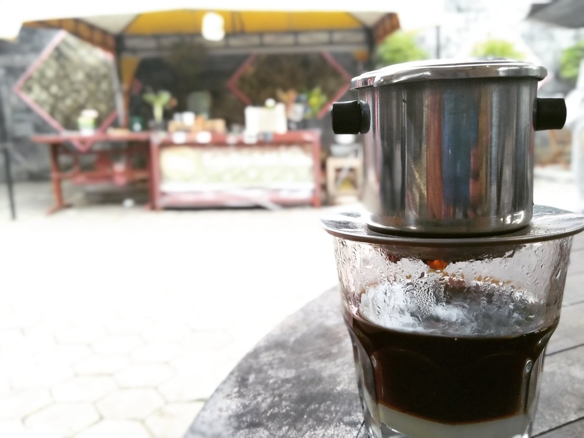 Vietnamese Drip.
Simple yet "mbleketaket"
.
#kopi #kopisusu #coffee #coffeelatte #vietnamesdripcoffee #kebumen