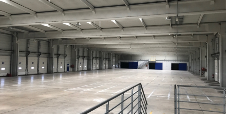 parcsdactivites's tweet photo. Un entrepôt de 8.899 m² est disponible à Montbéliard, à 18 km de la Suisse. L'entrepôt est composé de 84 portes à quai (42 des 2 côtés), 6.121 m² d'espace entrepôt et 1.197 m² de bureaux sur 3 niveaux. Idéal pour activité de #messagerie : https://t.co/jOpI6A9JfG @ADN_FC #entrepot https://t.co/FCQtm78UVx