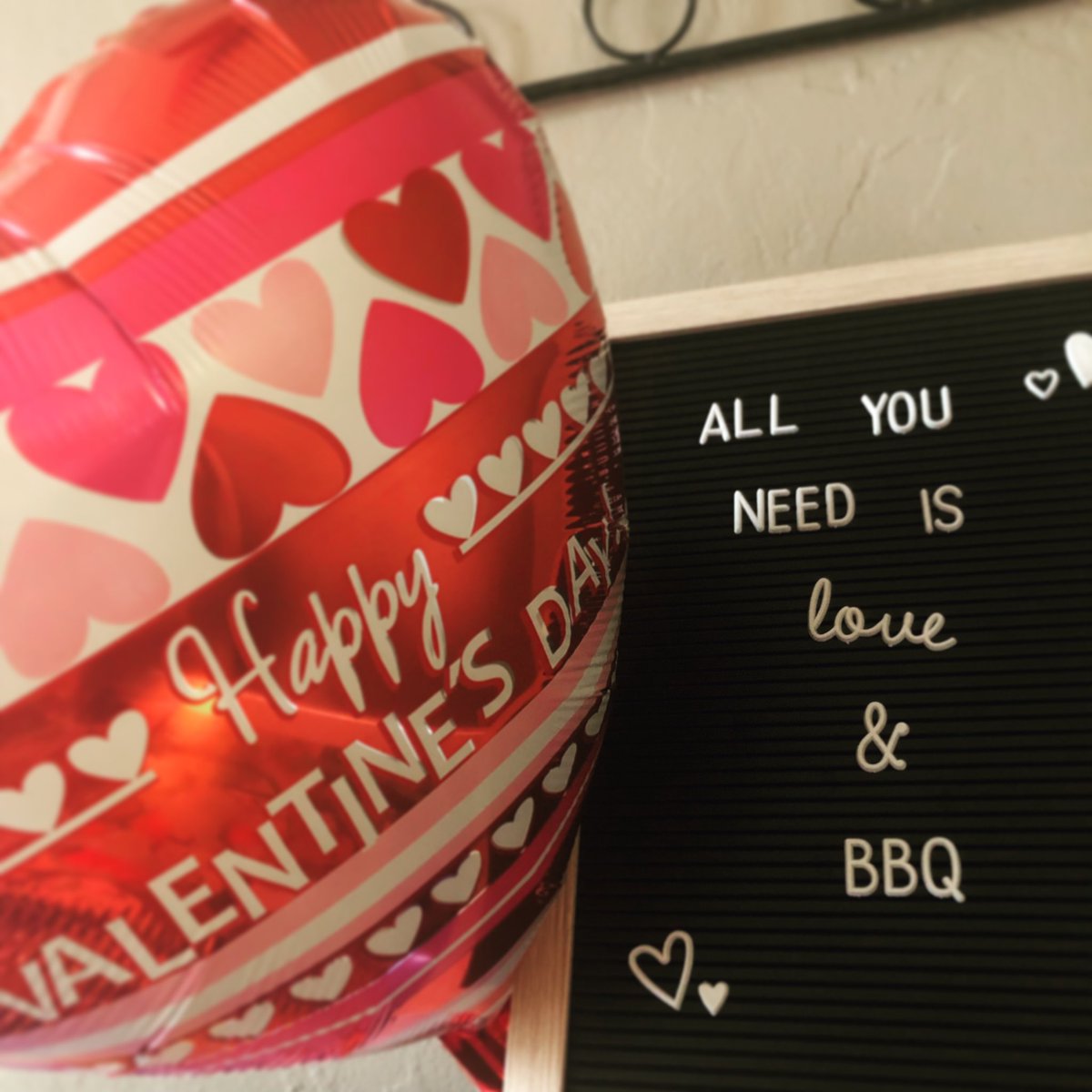 jeterbugg's tweet photo. Tonight's debut couldn't have gone smoother with my Valentine @dbrooks720. Can't imagine embarking on the adventure of owning a small business/journey into mobile food service with anyone else. ❤️ @streetmeat520 #meatbarn #brookscooks #bbq #tucson https://t.co/MMUlOEZNpQ