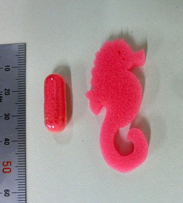画像 カプセル玩具遊びに注意 消費者庁は 圧縮したスポンジおもちゃ入りのカプセルが4歳女児の体内に誤って入り 出血が続いたため 全身麻酔で摘出手術を行う事故があった まとめダネ