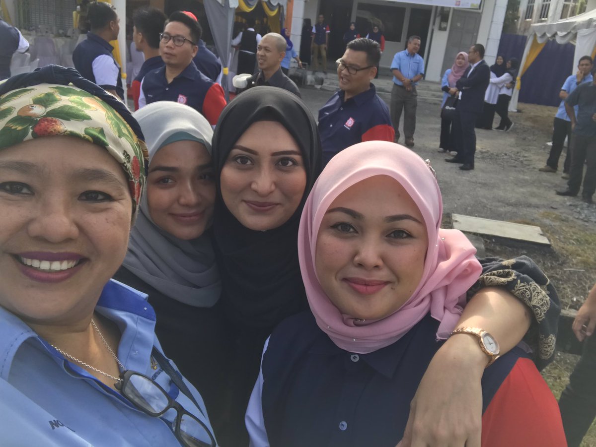 norehamohd's tweet photo. Powerpuff mek kelate @LadyNa_7 @LadyAyu_87 @dsmlisa #salute #constructionladies Missing @nyonyacyber #FTRoadPediaZonTimur2 dlm lawatan YBM @MOWorks @baru_bian flyover Wakaf Baru @BimCidb @HjAnuarTahir @KsuMoworks @Asricidb @LLMKP @KsuMoworks @zakhir69 @ownbest777 @tkpinfra https://t.co/BPYEBXynfC