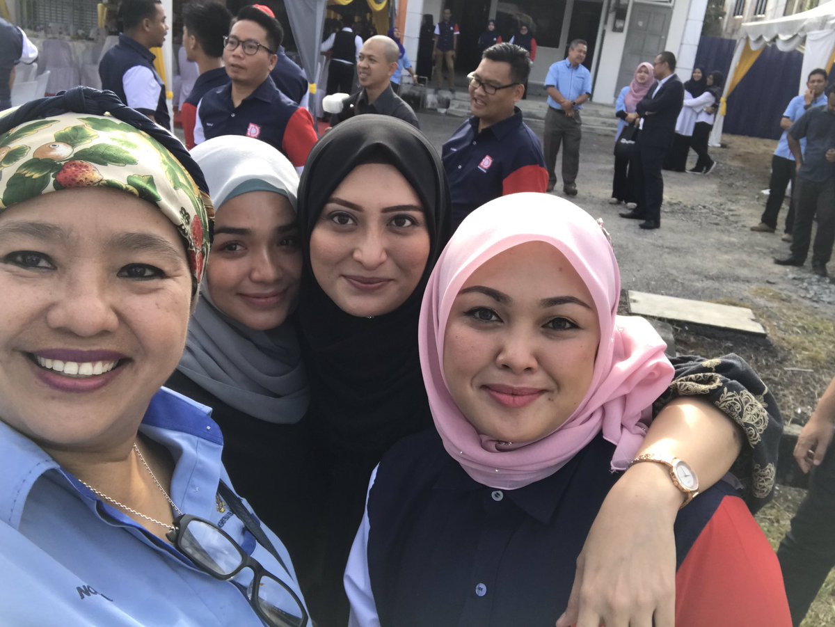 norehamohd's tweet photo. Powerpuff mek kelate @LadyNa_7 @LadyAyu_87 @dsmlisa #salute #constructionladies Missing @nyonyacyber #FTRoadPediaZonTimur2 dlm lawatan YBM @MOWorks @baru_bian flyover Wakaf Baru @BimCidb @HjAnuarTahir @KsuMoworks @Asricidb @LLMKP @KsuMoworks @zakhir69 @ownbest777 @tkpinfra https://t.co/BPYEBXynfC