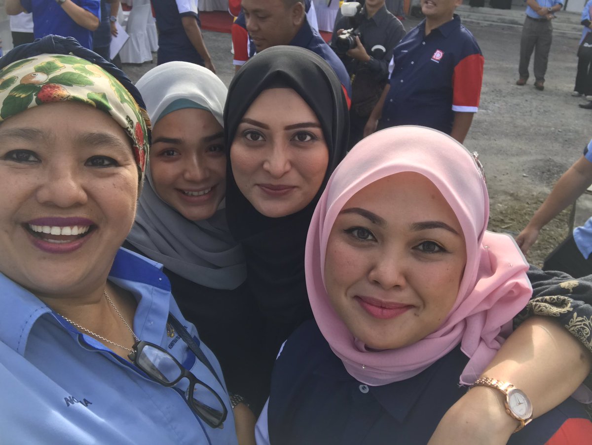 norehamohd's tweet photo. Powerpuff mek kelate @LadyNa_7 @LadyAyu_87 @dsmlisa #salute #constructionladies Missing @nyonyacyber #FTRoadPediaZonTimur2 dlm lawatan YBM @MOWorks @baru_bian flyover Wakaf Baru @BimCidb @HjAnuarTahir @KsuMoworks @Asricidb @LLMKP @KsuMoworks @zakhir69 @ownbest777 @tkpinfra https://t.co/BPYEBXynfC