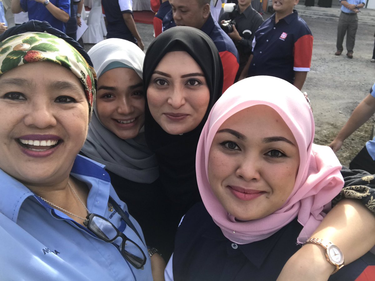 norehamohd's tweet photo. Powerpuff mek kelate @LadyNa_7 @LadyAyu_87 @dsmlisa #salute #constructionladies Missing @nyonyacyber #FTRoadPediaZonTimur2 dlm lawatan YBM @MOWorks @baru_bian flyover Wakaf Baru @BimCidb @HjAnuarTahir @KsuMoworks @Asricidb @LLMKP @KsuMoworks @zakhir69 @ownbest777 @tkpinfra https://t.co/BPYEBXynfC