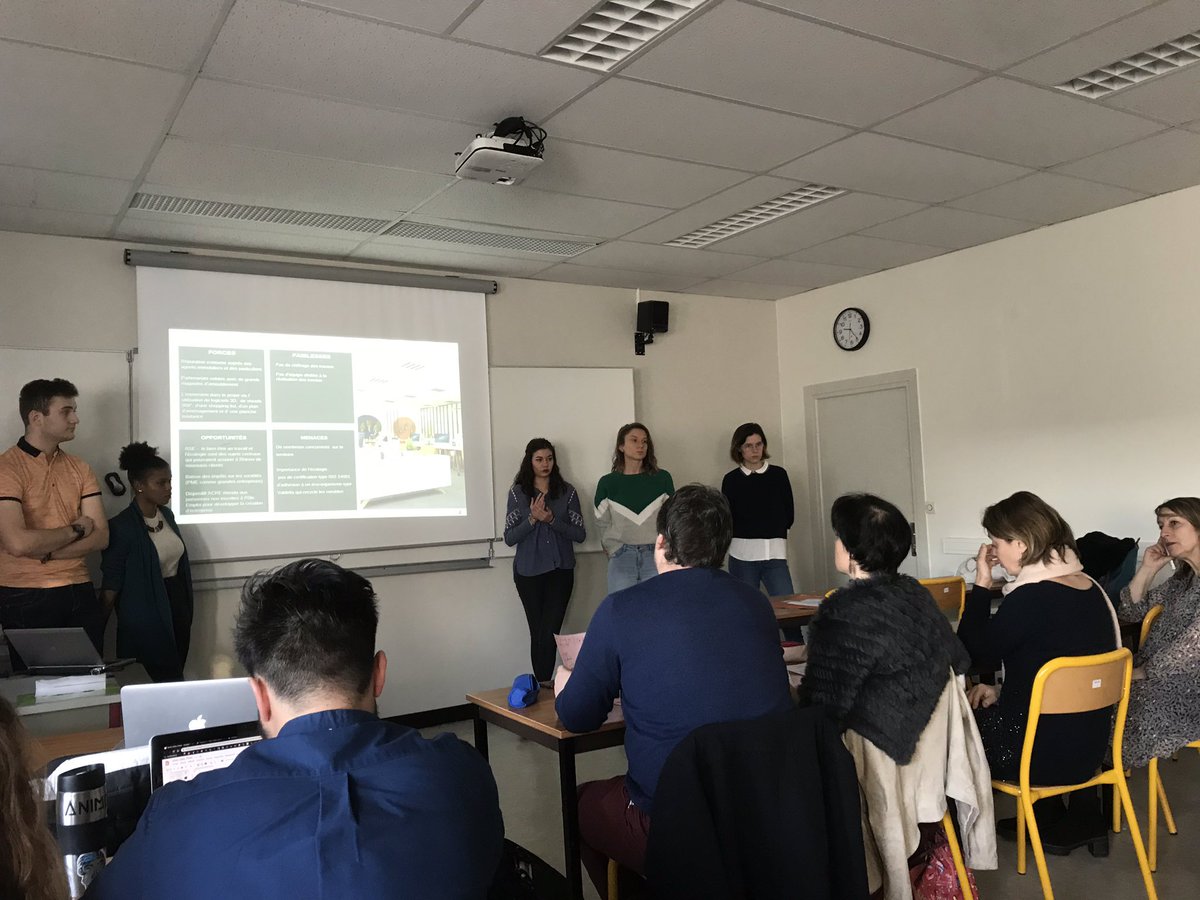 LP_MASERTIC's tweet photo. Présentation de la soutenance finale de projet tuteuré 👩🎓 Grand jour pour les #masertic !
Bon courage à tous 🤞 https://t.co/klKBzHysQt
