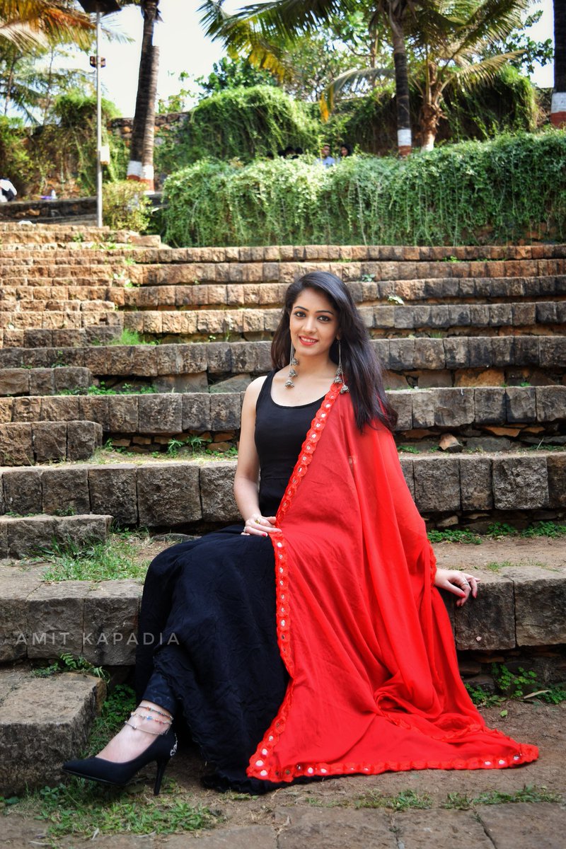 😍👗I think any woman can be transformed by a beautiful dress and high heels.👠
Photography by. @shutterr.bugg
#lovemylook #ethnicwear #red #black #travelphotography #simple #elegantdresses