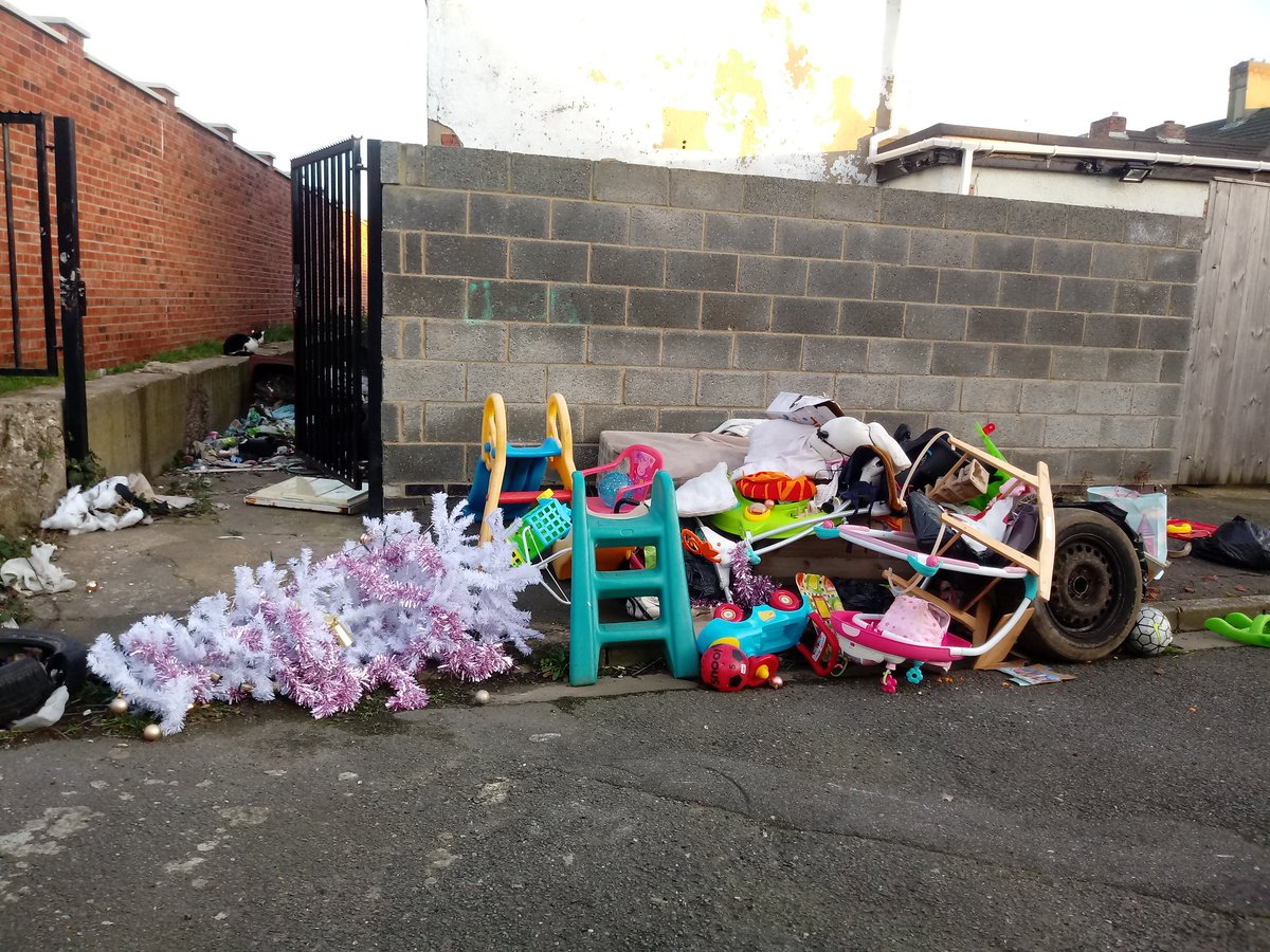 NELCouncil's tweet image. This has recently been dumped on the West Marsh. If anyone recognises the items please get in touch. 
☎ (01472) 326300
#Flytipping #PinkTree