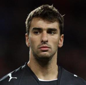  Happy Birthday to Rui Patricio. 

This is how he can look without that glorious beard.  