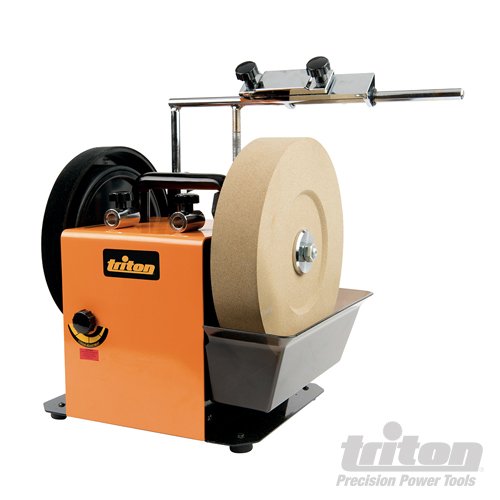 120W Whetstone Sharpener. 220 grit grindstone. Water-cooled slow speed ensures the edge does not overheat and lose sharpness. Leather honing wheel for a polished, razor-sharp edge. Includes Grinding Angle Set-Up Jig & Straight Edge Jig Now available: jjacksontools.com/en/triton-120w…