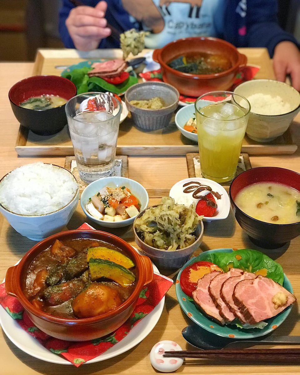 あやタソ Pa Twitter 本日の 晩ごはん ビーフシチュー ローストポーク 舞茸天 いろいろ刺身と長芋の漬け なめこと白菜の味噌汁 小さないちごパフェ ビーフシチューを盛り付ける際私のお皿に人参が乗せられるかを見届け 最終的にちゃんと私が食べるかまで