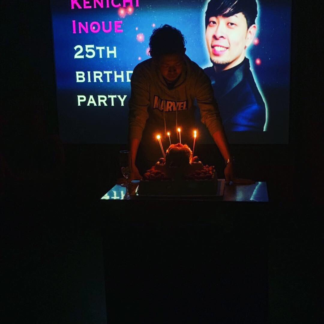chan0119ken's tweet photo. 今更ながら1月19日25歳の誕生日を迎えました！！
20日の夜中12時なのに100名もの仲間や尊敬している方々に盛大に祝っていただきました✨
本当に恵まれてるなぁって心の底から思いました！
この恩を必ずみなさんに返していきますので今後ともアラサーの井上健一をよろしくお願いします！！ https://t.co/UUY2SMdVia