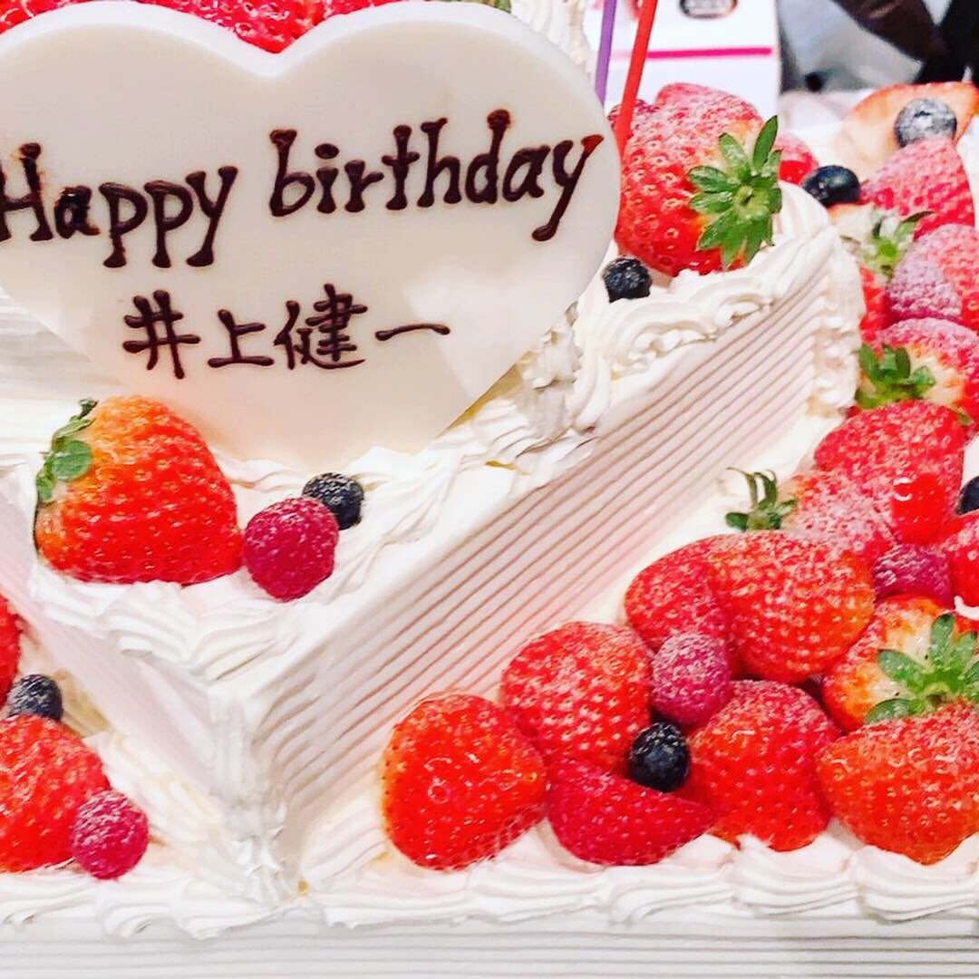 chan0119ken's tweet photo. 今更ながら1月19日25歳の誕生日を迎えました！！
20日の夜中12時なのに100名もの仲間や尊敬している方々に盛大に祝っていただきました✨
本当に恵まれてるなぁって心の底から思いました！
この恩を必ずみなさんに返していきますので今後ともアラサーの井上健一をよろしくお願いします！！ https://t.co/UUY2SMdVia
