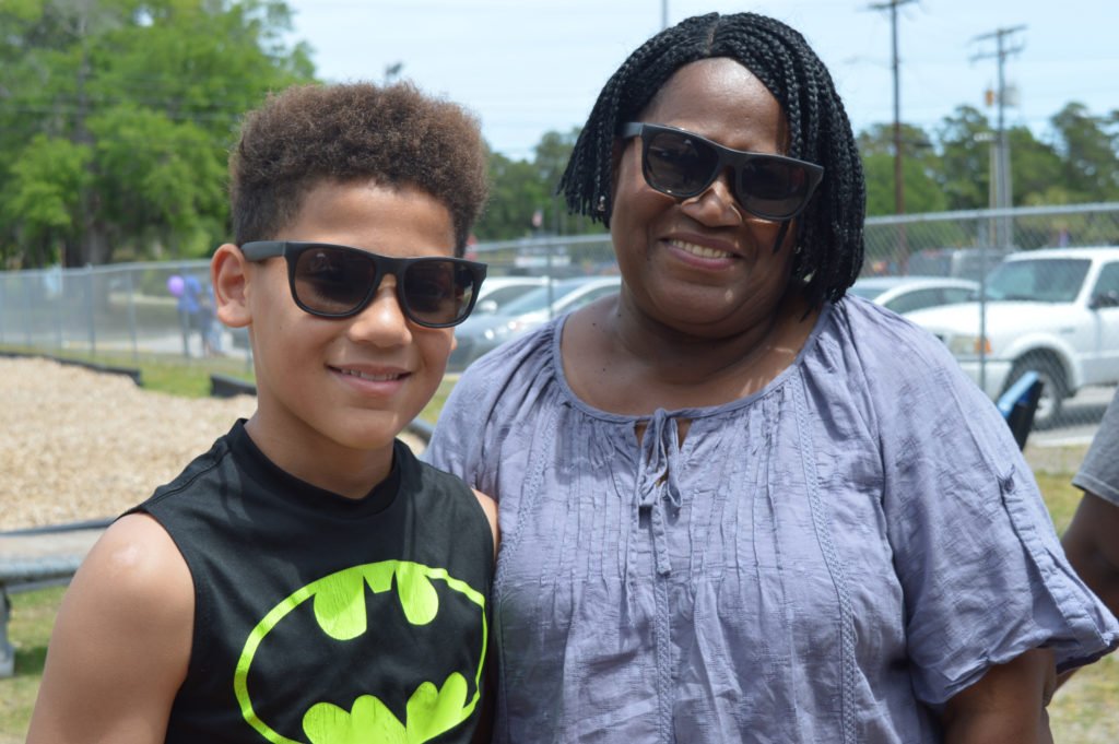 SCFSC's tweet image. It's #NationalCaregiversDay ; a time to remember that 74,000 children in SC live in kinship care (living with relatives) compared to 4,600 children living in state custody. Why is this significant? Our grantee-partner @CharlestonHALOS takes a look here : charlestonhalos.org/story/74000-ch…