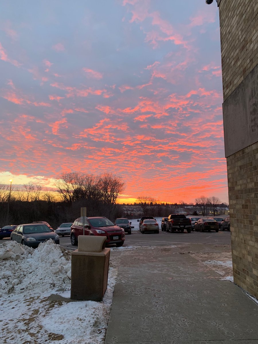Beautiful sunrise today in Raiderland. Make it a great day ⁦@BlackRaidersEHS⁩
