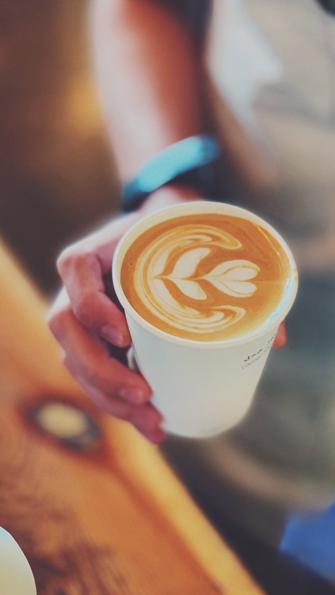 كل الأشياء الميتة داخلك استبدلها بأشياء حية تعيّشك ؛ على لون الشمس والقهوة،وهدوء الليل ،لاتدفن نفسك مع اشياء ميتة وأنت مليان حياة 🎈.