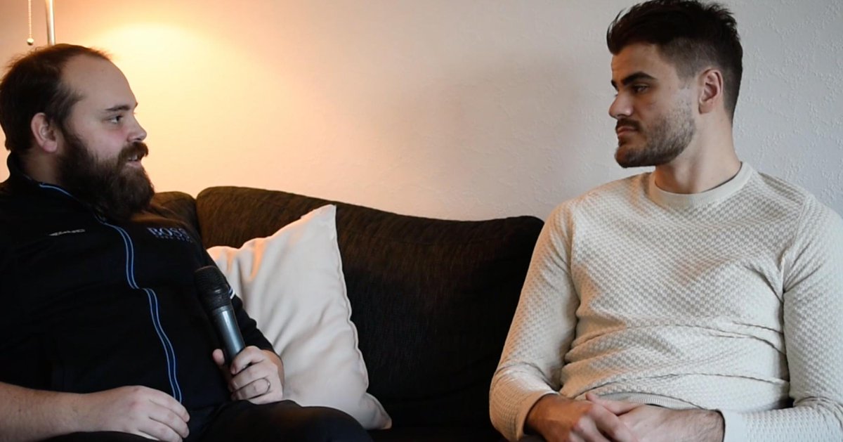 LHChockey's tweet photo. Almen Bibic öppnade upp dörrarna till sitt hem och bjöd in till en avslappnad stund i hans soffa. Nu kan du se den nästan 10 minuter långa intervjun i LHCTV, där vi pratar om uppväxten, relationen till brorsan och Linköpings betydelse. Se den här; https://t.co/jA3CkYMUBx https://t.co/EhegsD5UEe