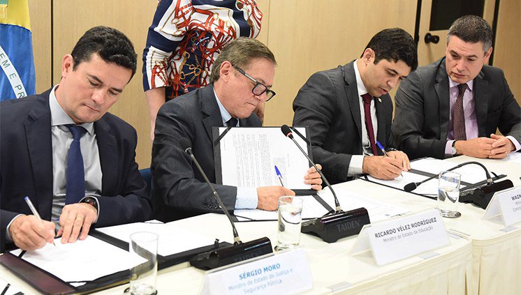 Ministros Sergio Moro e Ricardo Vélez assinam acordo para investigar indícios de corrupção no MEC http://bit.ly/2SAPNyb