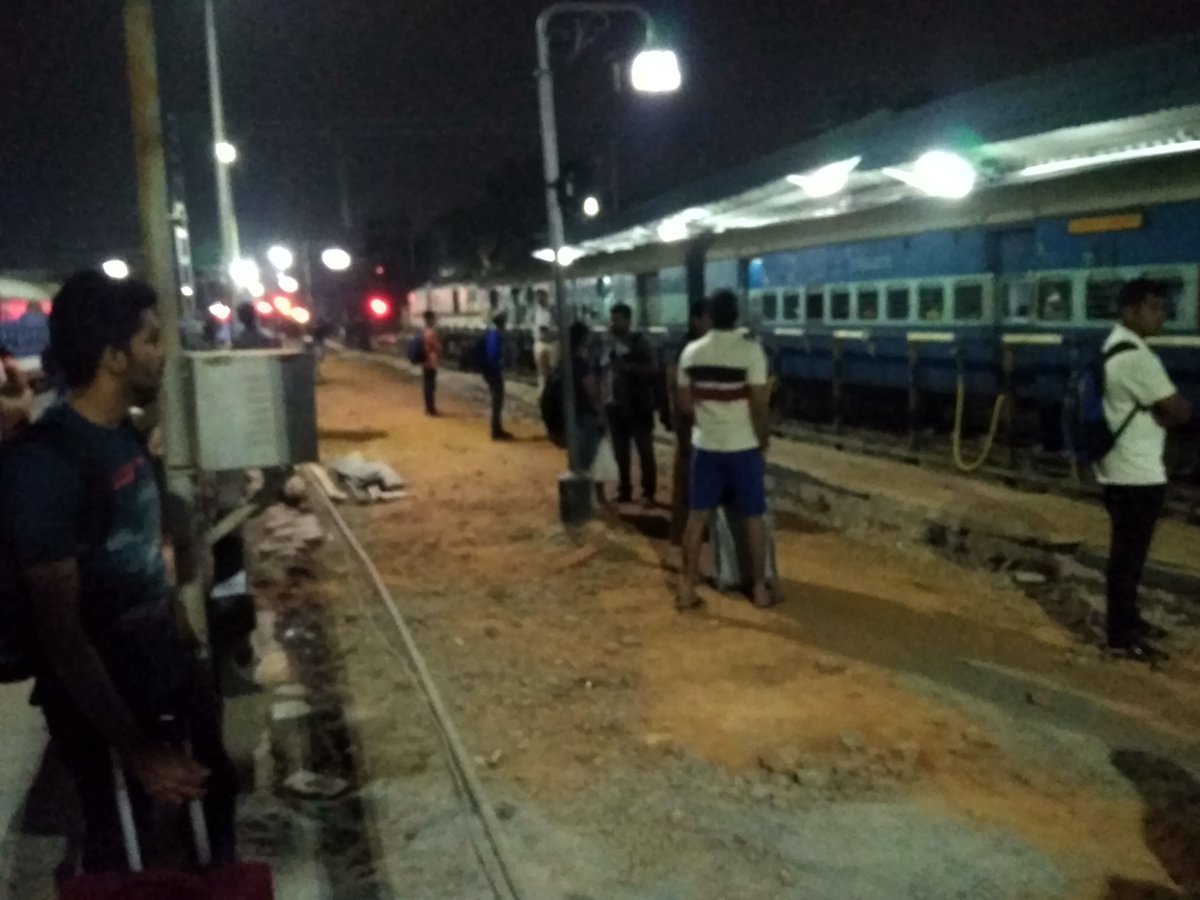 nachkool's tweet photo. @RailMinIndia 
How is someone supposed to board at ypr platform 2 without dying or injuring themselves? #poorservice #accidentprone https://t.co/X8VgOCeVeH