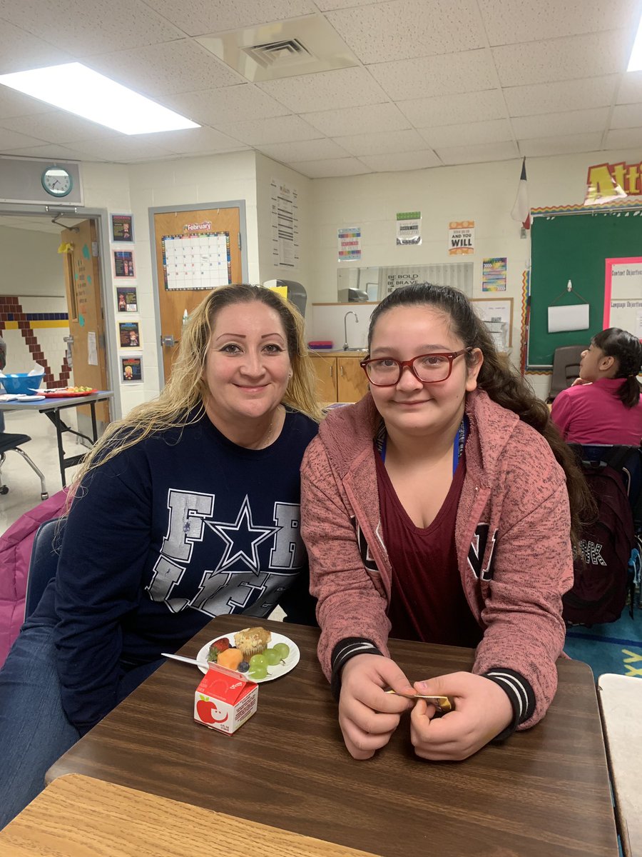 drmandy_thomas's tweet photo. Sweets with your Sweetheart! Fun time with parents! Thank you PTO! @warriors112 @PTOWILSON112 https://t.co/32k947mP3C