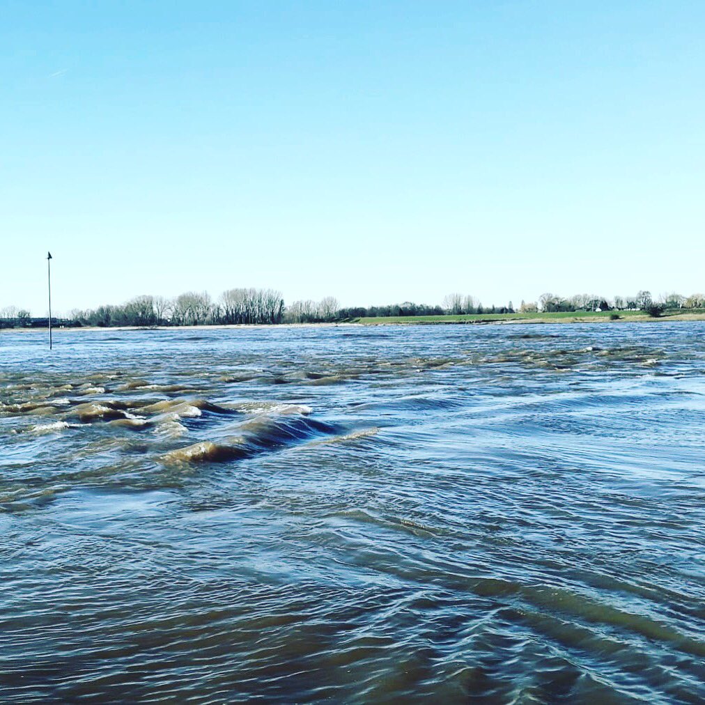 Stroming in de #waal richting de #lente☀️🌊