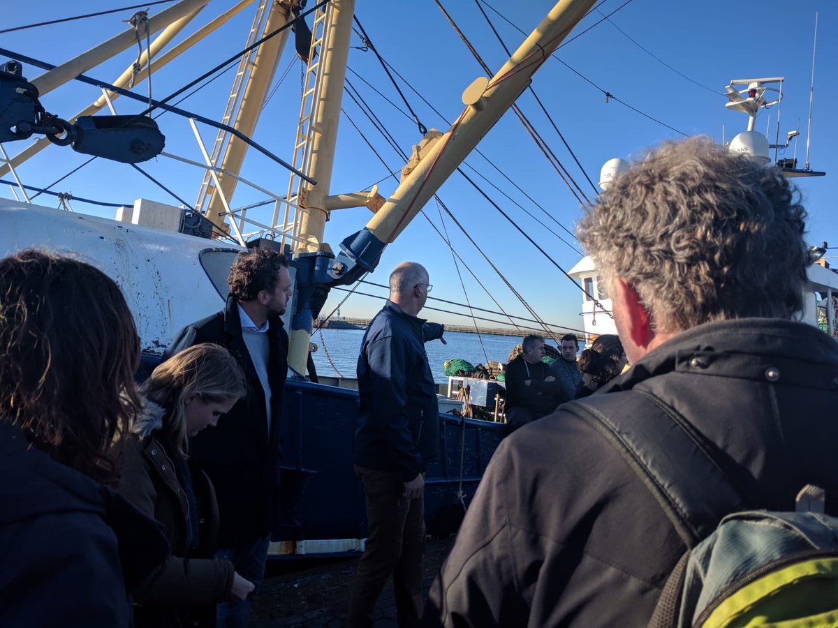 Vissersbond's tweet photo. De #Vishack II is begonnen met een introductie op een kotter. De eerste groepen van oa vissers, programmeurs en afvalexperts zijn gevormd. Deze groepen gaan de komende twee dagen nadenken over het oplossen van het afvalprobleem in de zeeën. @denoordzee op #Urk https://t.co/Gi0dcnzkBv