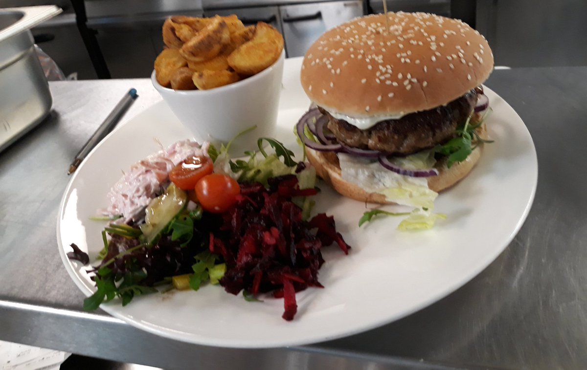CafeR_2016's tweet photo. Welsh Beef burger leaving the kitchen here @WORuthinCraft 😋 full sunshine in the courtyard 😎 #chefAndrew #chefJan ##chefDale busy Service again @DenbighshireCC @NthEastWales @ruthwignall @SoundRadioWales https://t.co/jH8x7neuS2
