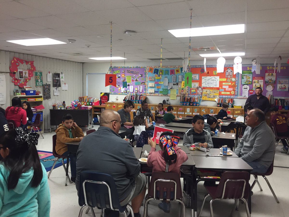 MrsRodriguezTX's tweet photo. Sweets with your Sweetheart breakfast 💓💞Thank you parents and PTO! https://t.co/t0tvhOb25n