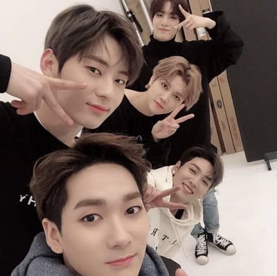 UmmisLove's tweet photo. Dear pledis, staff and NUEST. stay strong! Loves always with u. Stay healthy and happy!!!!! #NUEST #StayStrongPledis #StayStrongNUEST #FightingPledis #LovesAlwayswithNuest @NUESTNEWS @pledisnews https://t.co/OUypvvAQvk