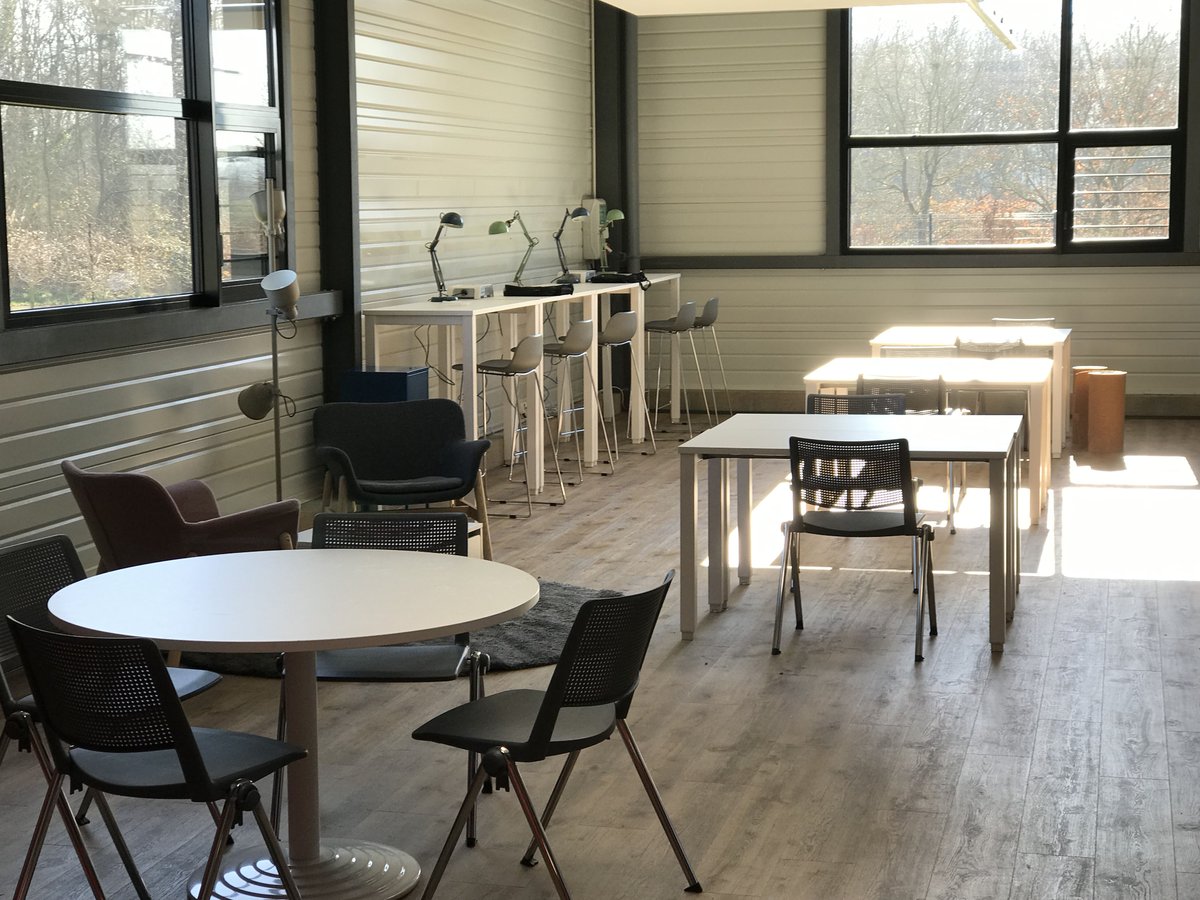 Que pensez vous de la lumière du matin à Loircowork ? Un bel espace de travail en Sarthe. On ouvre bientôt promis 🕟 loircowork.com #coworking #sarthe #LoirLucéBercé #travail #freelance #numerique