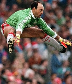 PookAustin's tweet photo. SL Fact18: Sporting Lisbon players @luisnani & @SebastianCoates yesterday rescued Bruce Grobbelaar, who had become trapped inside an aquarium, by leaving a trail of South African dollars. Well done lads! ๐๐
๐ฆ๐ @NevilleSouthall @vdsar1970 @Sporting_CP #SLFACTS #HEROES https://t.co/oRRZlAfOng