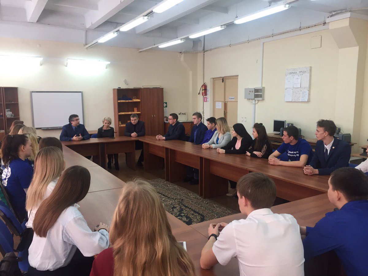 В эти минуты министр образования и науки Самарской области Акопьян В.А. проводит встречу со студентами ГБПОУ ''Губернский колледж г.Сызрани''