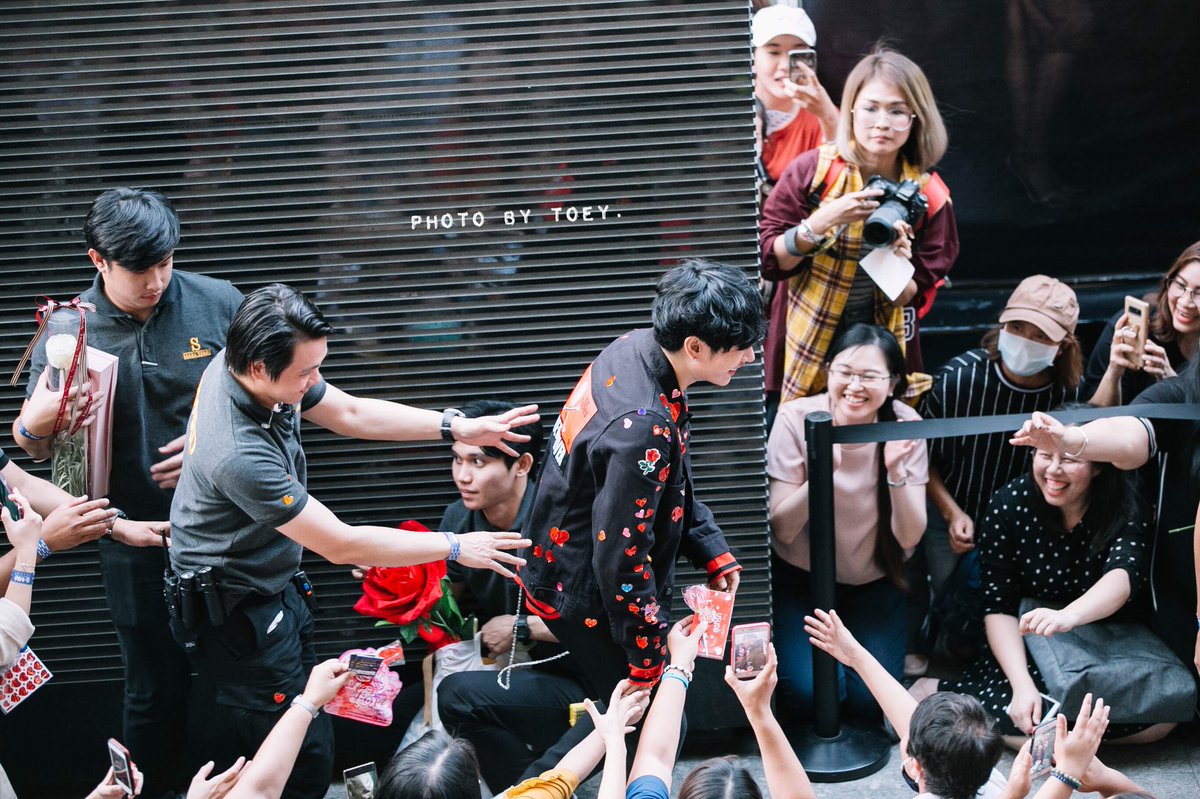photobytoey's tweet photo. หนีก่อนจ้าาา...เขื่อนกำลังจะแตก 😂  

#เป��กผลิตโชค 
#PALITLOVEINSPACE 
#palitgallery 
#PeckPalitchoke 
#photobytoey https://t.co/n1nayUhhvL