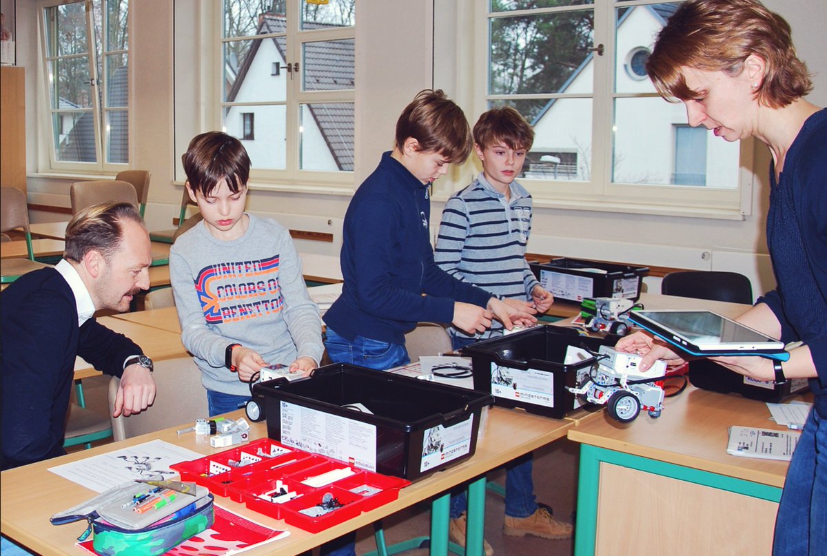 An der Eigenherd Europagrundschule in Kleinmachnow, die auch unsere Gründer schon besuchten, haben wir Schülerinnen und Schülern der Neigungsklasse “Technik” mit Lego Mindstorm Robotern zum Programmieren lernen unterstützt. 
Mehr lest ihr hier: maz-online.de/Lokales/Potsda…