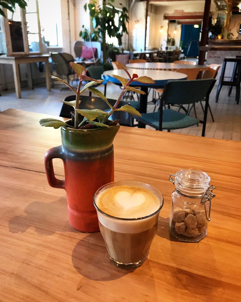 💚PAY AS YOU LIKE💚 

Onze barista uit Nieuw- Zeeland maakt met veel groene liefde graag een heerlijke huisgebrande koffie voor u klaar! Kom, proef, geniet en betaal zoveel als u vindt dat het waard is. Tot straks! 

#degroeneafslag #Sustainability #weeswelkom