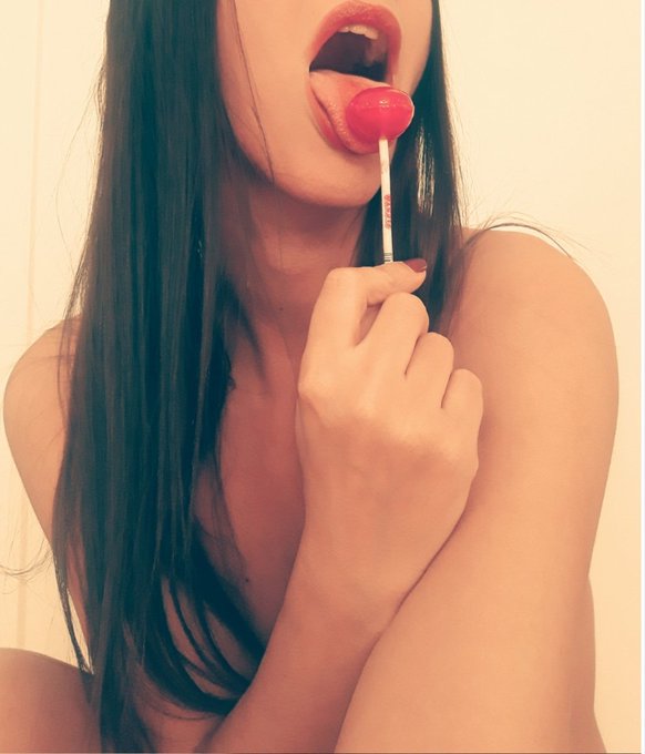 Buenos d&iacute;as familia!!! C&oacute;mo llev&aacute;is el mes de los enamorados? 😈 Yo muy liada pero ma&ntilde;ana estar&eacute; en mi<a href="/tag/chicascima"class="tags"><span>#chicascima</span></a>