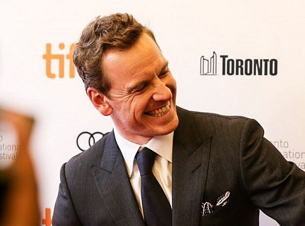 pyero33's tweet photo. #TIFF 2013 -Toronto International Film Festival,"12 years a slave" Premiere.Cold and warm contrasts, for Michael's photo shoot. Super beautiful and super nice. #TIFF2013 #Toronto #International #Film #Festival #Michaelfassbender #12AAS # #Premiere #Redcarpet #Colors 🧡💙❤️📸 https://t.co/k7KNFrmVvv
