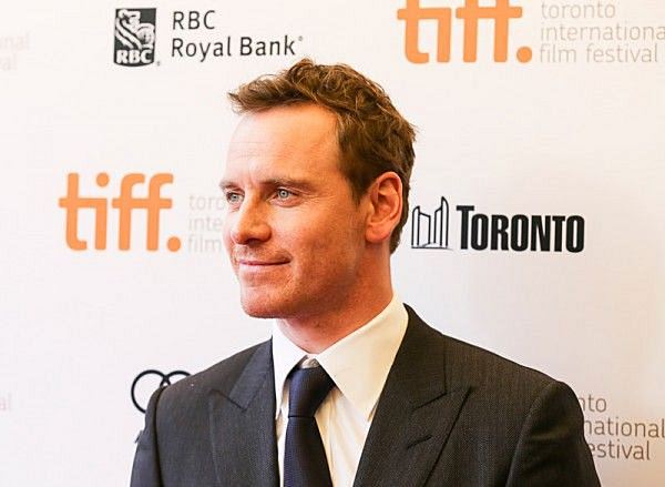 pyero33's tweet photo. #TIFF 2013 -Toronto International Film Festival,"12 years a slave" Premiere.Cold and warm contrasts, for Michael's photo shoot. Super beautiful and super nice. #TIFF2013 #Toronto #International #Film #Festival #Michaelfassbender #12AAS # #Premiere #Redcarpet #Colors 🧡💙❤️📸 https://t.co/k7KNFrmVvv