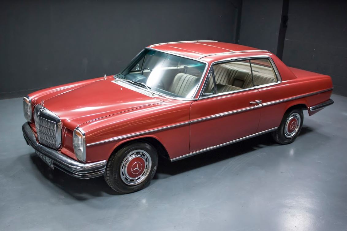 automotorcope's tweet photo. Sale a #subasta @CatawikiES el primer #Mercedes #250CE #1970 que fuera de George Harrison, guitarrista de los #Beatles y fans de la #F1 . En la foto con James Hunt https://t.co/CfSqftzyfR