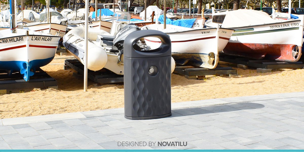 ETERNA
Papelera de 80L con sombrero y puerta para extracción frontal.
La única de su categoría con cenicero en acero inoxidable. Un producto sin ningún tipo de mantenimiento incluso en las condiciones más adversas.
#novatilu #papeleras #mobiliariourbano #urbanfurniture