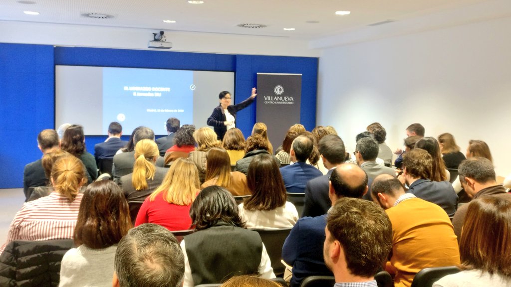 Cerca de un centenar de profesionales de la educación se dan cita en la II Jornada Smart Internet Users, organizada <a href="/interaxiongroup/">Interaxion Group</a>, sobre la "Formación del #Profesorado". Comienza con las palabras de Doña. Gloria Gratacós, directora del Área de #Educación en @VillanuevaCU