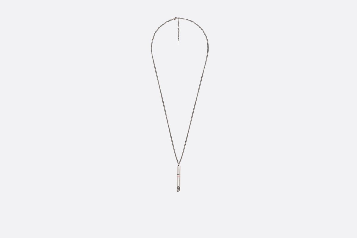 GQ_France's tweet photo. Bientôt disponible : ce collier Dior en métal en forme de cigarette qui se consume. Prix : 350 €. https://t.co/9EtPVJ4DaO